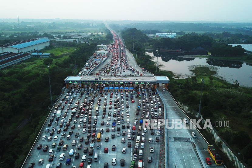 Ribuan kendaraan antre di Gerbang Tol (GT) Cikampek Utama, Karawang, Jawa Barat.