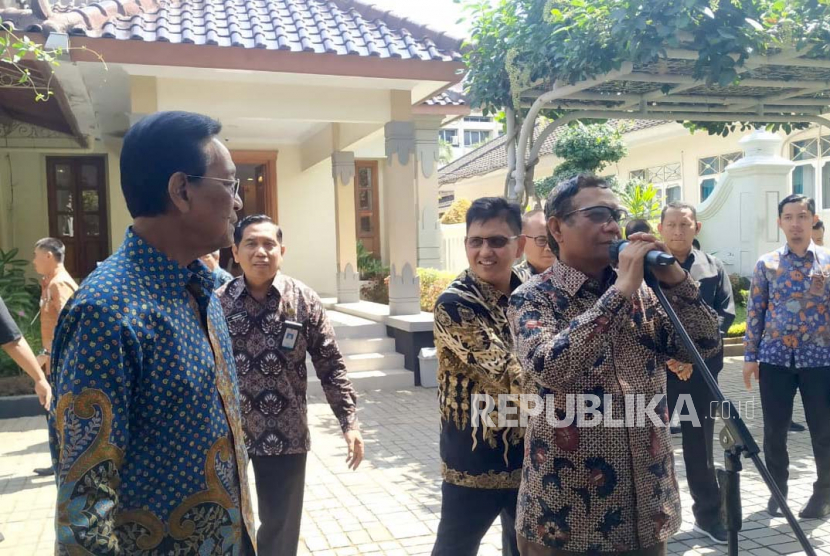 Menteri Koordinator Bidang Politik, Hukum dan Keamanan (Menko Polhukam), Mahfud MD di Komplek Kepatihan,  Kota Yogyakarta, Selasa (16/5/2023). 