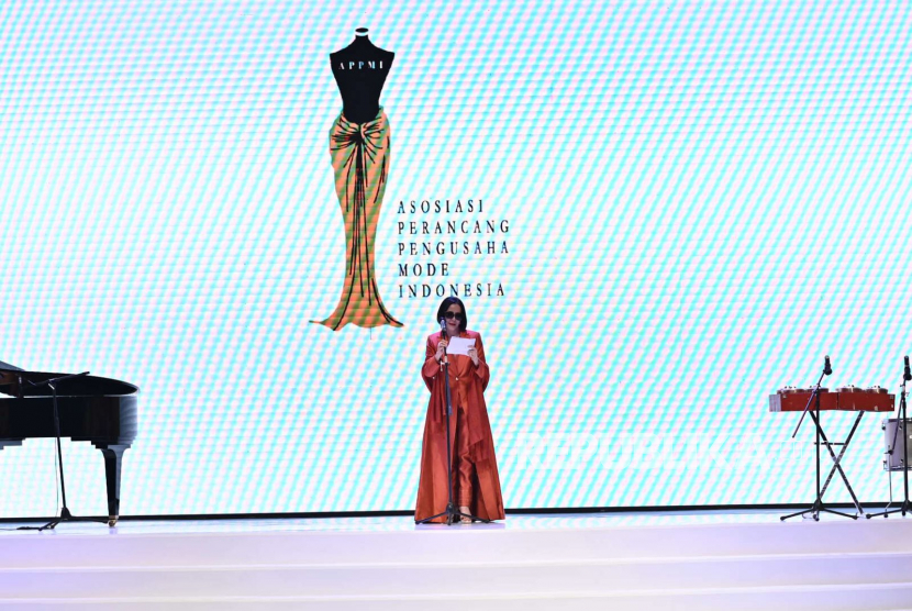 Presiden IFW yang juga Ketua Umum Asosiasi Perancang dan Pengusaha Mode Indoensia (APPMI) Poppy Dharsono dalam Opening Ceremony Indonesia Fashion Week (IFW) 2023 di Jakarta Convention Center (JCC), Rabu (22/2/2023). 