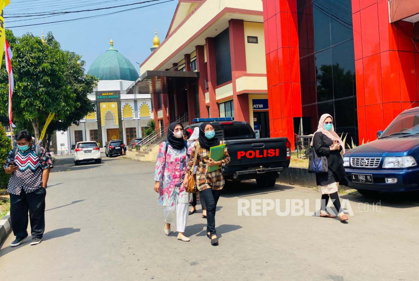 Para tenaga kesehatan RS Sentosa Bogor saat proses pemeriksaan kasus bayi tertukar di Polres Bogor, Rabu (16/8/2023). (ilustrasi)