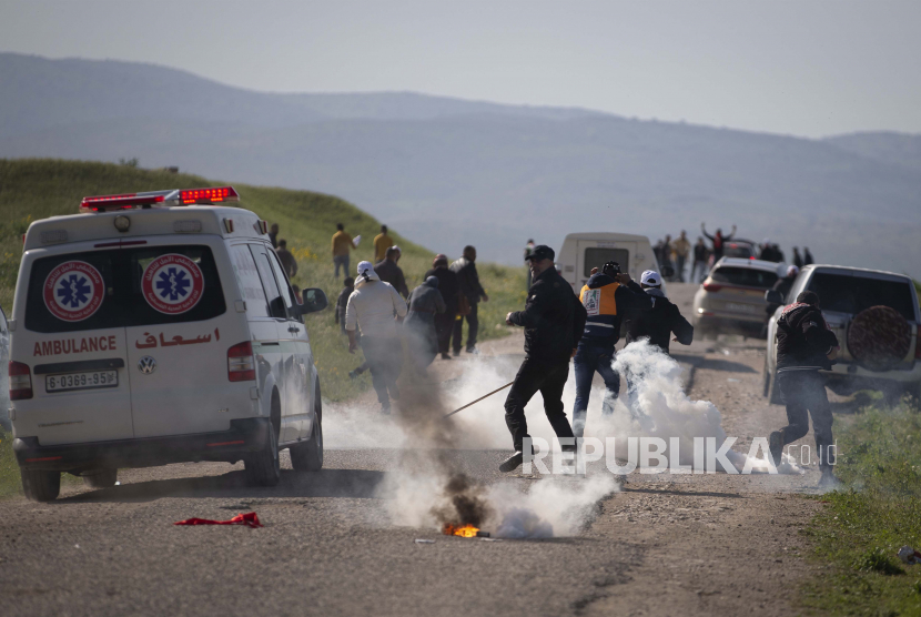  Demonstran diliputi gas air mata yang ditembakkan oleh pasukan Israel selama bentrokan saat mereka memprotes penghancuran tenda dan bangunan lain di dusun Badui Palestina, dekat Ein Sukkot di Lembah Yordania, Sabtu, 27 Februari 2020.