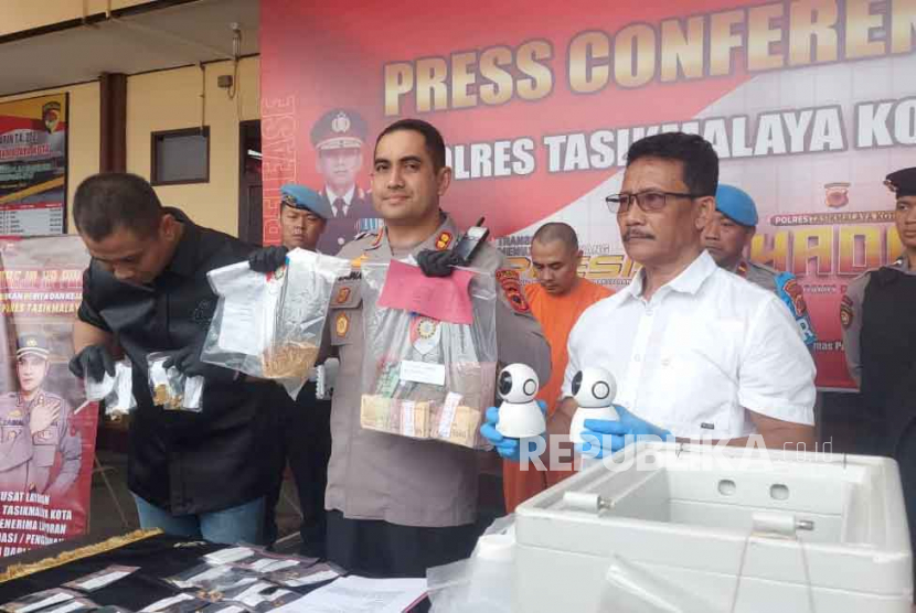 Kepala Polres (Kapolres) Tasikmalaya Kota AKBP Sy Zainal Abidin menunjukkan barang bukti kasus pencurian saat menggelar konferensi, Kamis (6/7/2023).