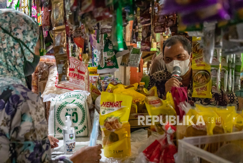 Bupati Semarang Ngesti Nugraha (kanan) berdialog dengan pedagang saat pembagian antiseptik tangan (hand sanitizer) serta pemantauan harga kebutuhan pokok masyarakat di Pasar Bedono, Kecamtan Jambu, Kabupaten Semarang, Jawa Tengah, Kamis (8/4/2021)