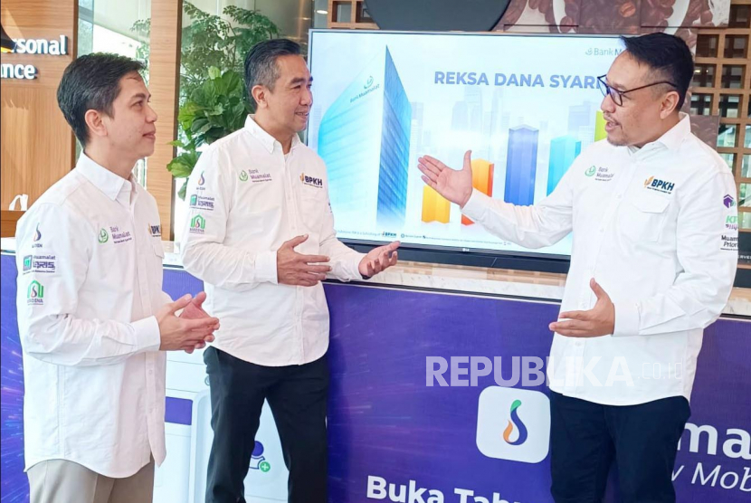 Pelaksana Tugas Direktur Utama PT Bank Muamalat Indonesia Tbk Hery Syafril (kanan) berdiskusi dengan Direktur Bank Muamalat Karno (tengah) dan Sekretaris Perusahaan Bank Muamalat Hayunaji (kiri) tentang dana kelolaan atau Asset Under Management (AUM) produk reksa dana syariah Bank Muamalat yang tumbuh pesat di Muamalat Tower, Kamis, (9/3/2023).