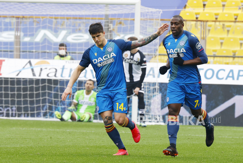  Stefano Okaka (kanan) dari Udinese bergembira dengan rekan setimnya Kevin Bonifazi setelah mencetak gol dalam pertandingan sepak bola Serie A Italia Parma Calcio vs Udinese Calcio di stadion Ennio Tardini di Parma, Italia, 21 Februari 2021.