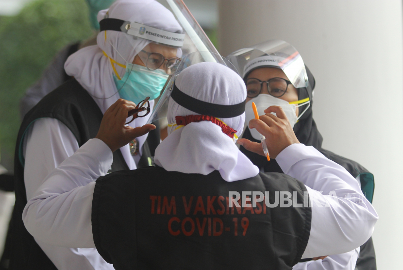 Tenaga kesehatan berbincang menjelang vaksinasi COVID-19 di Gedung Negara Grahadi, Surabaya, Jawa Timur, (ilustrasi).