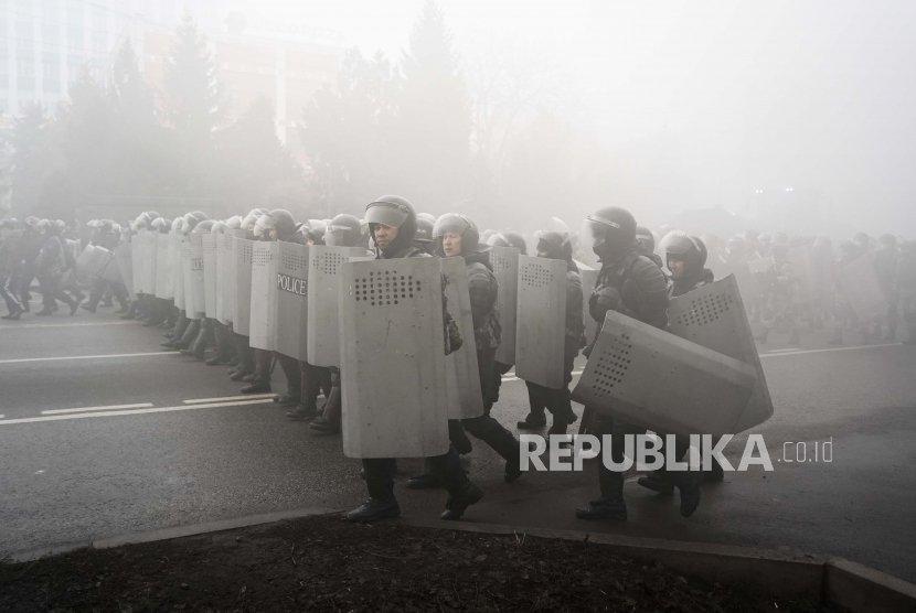 Polisi anti huru hara berjalan untuk memblokir demonstran selama protes di Almaty, Kazakhstan, 5 Januari 2022. Media massa Barat menyebut kerusuhan di Kazakhstan indikasi pertarungan para elite.