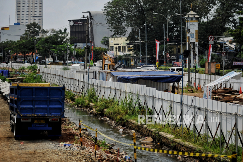 Pekerja beraktivitas di area proyek pembangunan underpass ilustrasi. Pemerintah Kabupaten (Pemkab) Tangerang, Provinsi Banten akan menargetkan pembangunan dua underpass di Jalan Raya Serang, Balaraja dan Bitung, Curug pada 2023. 