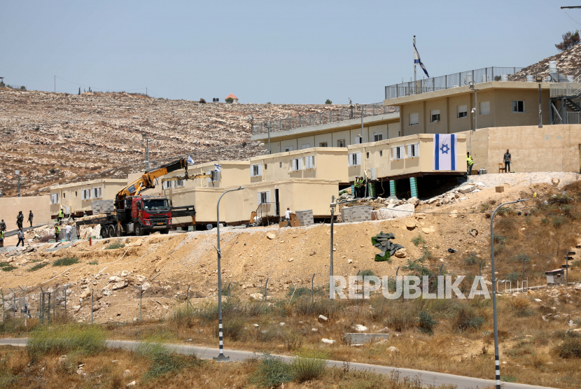 Israel Ratakan Tanah di dekat Masjid Ibrahim di Hebron. Foto: Pihak berwenang Israel, mengevakuasi pemukim dan memindahkan rumah dengan derek karena mereka diduga dibangun secara ilegal di pos terdepan Beit Dror di selatan kota Hebron di Tepi Barat pada 27 Juli 2021.