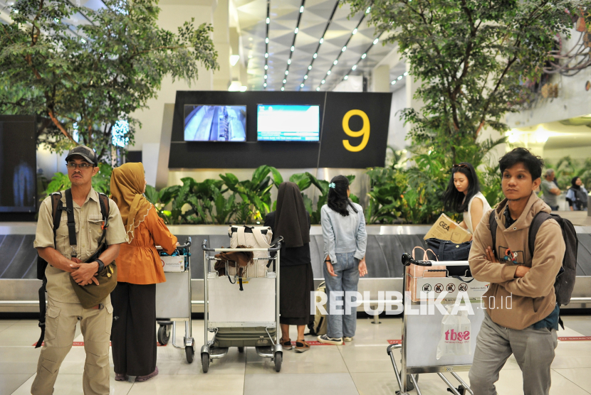 Penumpang menunggu bagasi di area Terminal 3 Bandara Soekarno Hatta, Tangerang, Banten, Senin (10/11/2024).