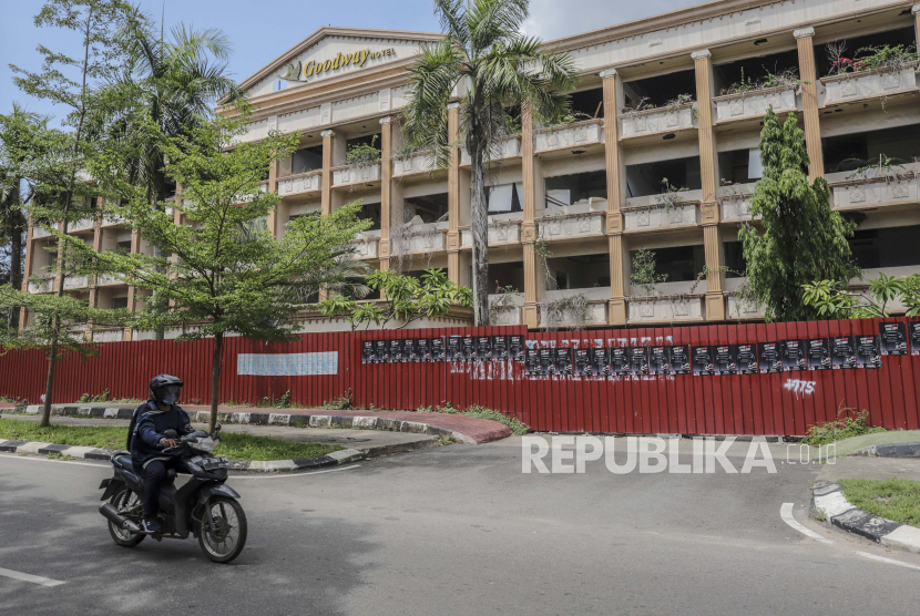 Pengendara sepeda motor  melintas di depan  Hotel Goodway  di jalan Imam Bonjol Nagoya, Batam, Kepulauan Riau, Selasa (20/4/2021). Penyidik Kejaksaan Agung (Kejagung) menyita Hotel Goodway milik tersangka Benny Tjokrosaputro terkait kasus dugaan korupsi PT Asabri (persero). 