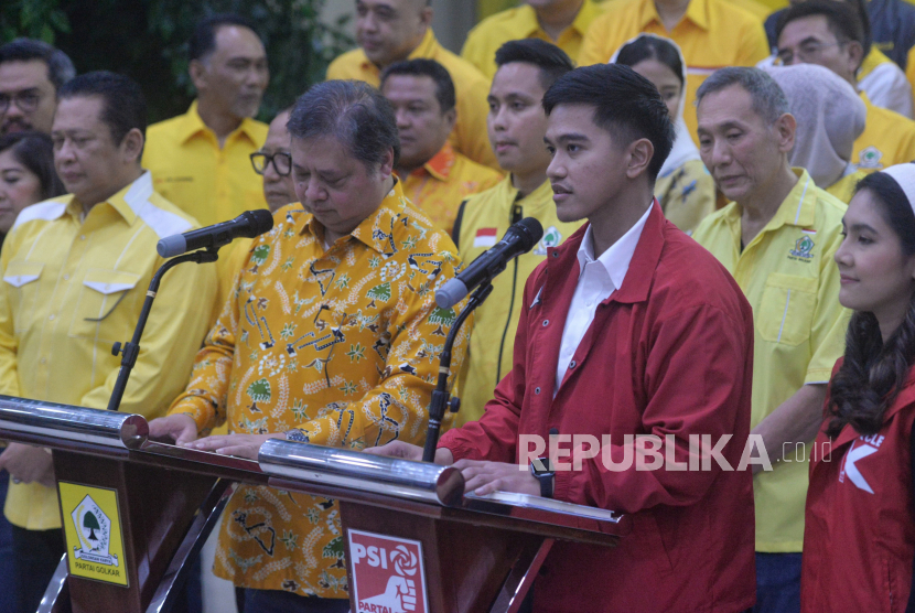 Ketum DPP Partai Golkar Airlangga Hartarto bersama Ketum DPP PSI Kaesang Pangarep di Kantor DPP Partai Golkar, Jakarta Barat, Kamis (11/7/2024). Kader senior Golkar Babah Alun berada di belakang.