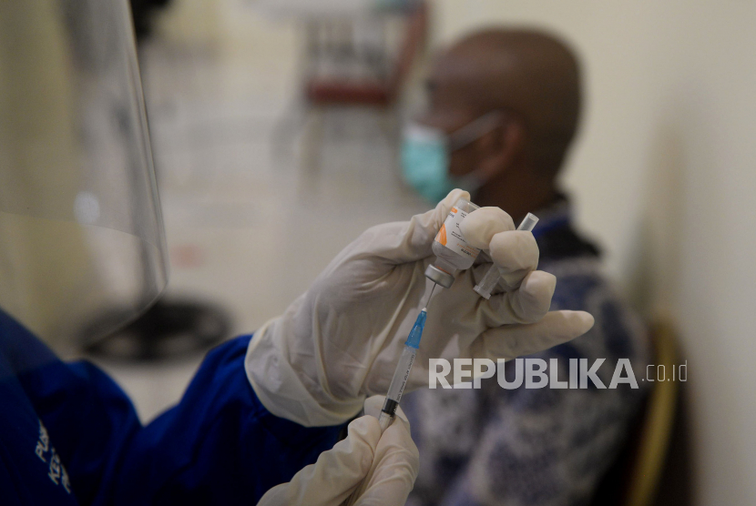 Vaksinator mempersiapkan vaksin COVID-19 sebelum diberikan kepada warga lansia di GOR Pancoran, Jakarta, Selasa (23/3). Seketaris Daerah Provinsi DKI Jakarta, Marullah Matali mengharapkan vaksinasi Covid-19 untuk lansia dapat diselesaikan sesuai target yaitu 31 Maret 2021. Sebab, mereka merupakan kelompok rentan yang juga masuk dalam prioritas penerima vaksin di Jakarta.Prayogi/Republika