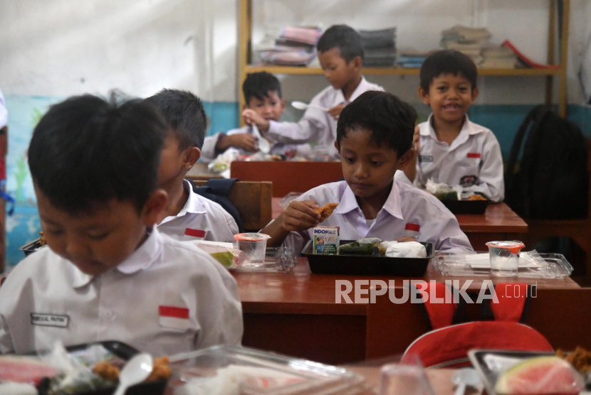 Sejumlah siswa makan bergizi gratis di SDN Kebon Kopi, Kota Bogor, Jawa Barat, Jumat (25/10/2024). Badan Gizi mengemukakan satuan layanan di seluruh daerah dirancang mengelola anggaran Rp 7-10 miliar.