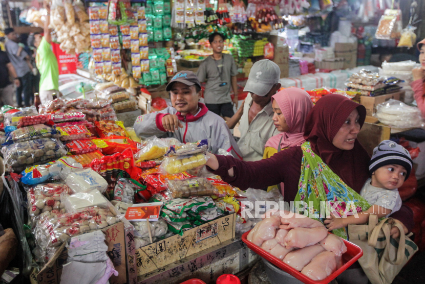 Warga membeli makanan beku di Pasar Kebayoran Lama, Jakarta, Senin (11/3/2024). 