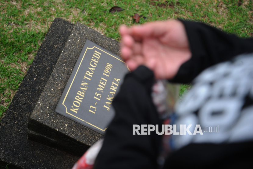 Ilustrasi berdoa di makam.