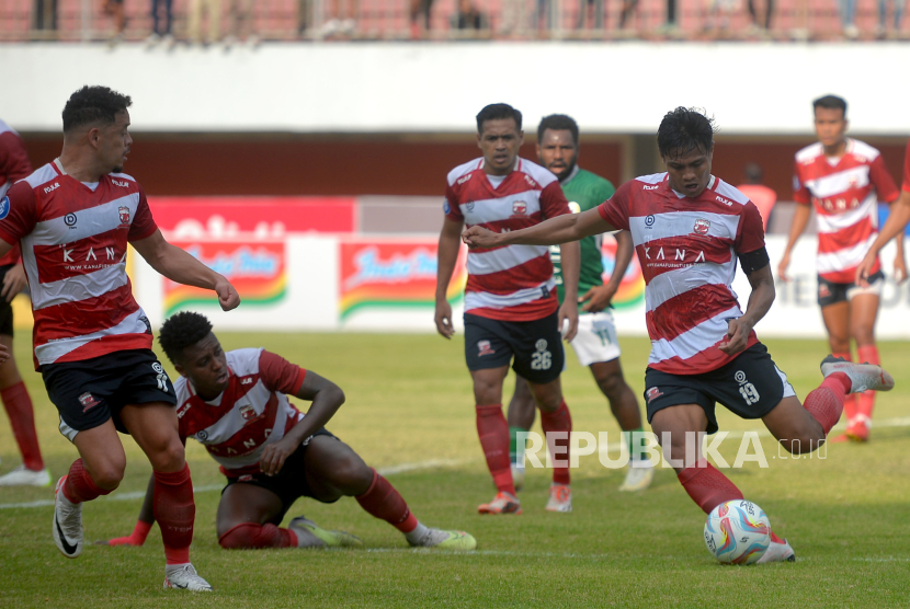 Para pemain Madura United saat bertanding di Liga 1 Indonesia.