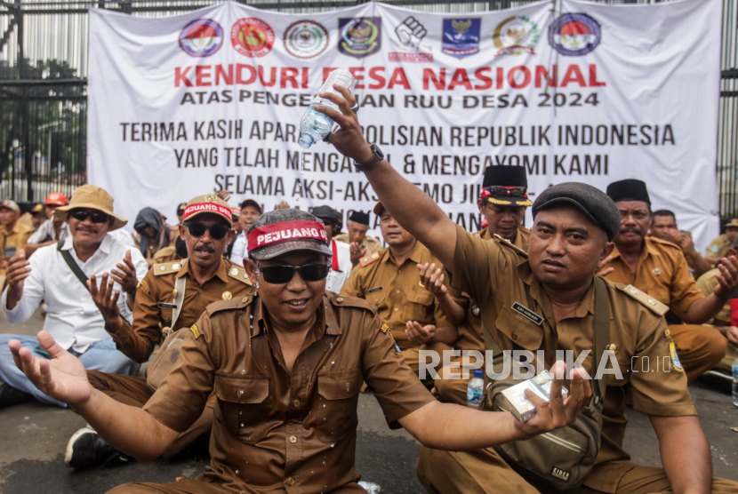 Sejumlah massa yang tergabung Asosiasi Pemerintah Desa Seluruh Indonesia (Apdesi) melakukan doa bersama saat aksi di depan Gedung DPR, Jakarta, Selasa (6/2/2024).