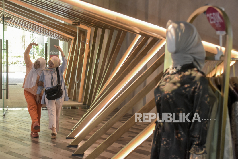 Pengunjung berfoto di area Hijab Expo Indonesia (HEI) 2023 di Gastro Pullman Hotel Bandung, Jalan Diponegoro, Kota Bandung, Jawa Barat, Kamis (7/9/2023). Hijab merupakan identitas Muslimah.