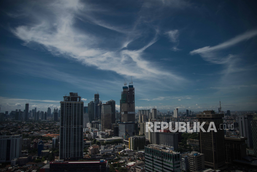 Suasana langit biru di Jakarta terlihat di menara Perpustakaan Nasional, Jakarta, Rabu (2/12). Menurut Badan Meteorologi Klimatologi dan Geofisika (BMKG) Kondisi cuaca yang cerah diakibatkan kelembapan udara yang kering serta angin yang kencang sehingga menghambat pertumbuhan awan hujan dan menyebabkan langit berwarna biru. Republika/Thoudy Badai