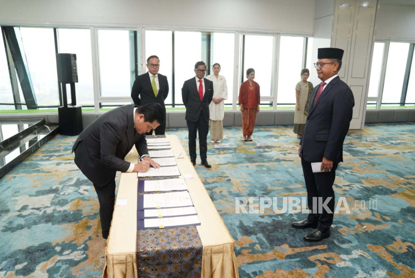 Menteri Badan Usaha Milik Negara (BUMN) Erick Thohir melantik Rabin Indrajad Hattari sebagai Sekretaris Kementerian BUMN di kantor Kementerian BUMN, Jakarta, Rabu (24/5/2023).