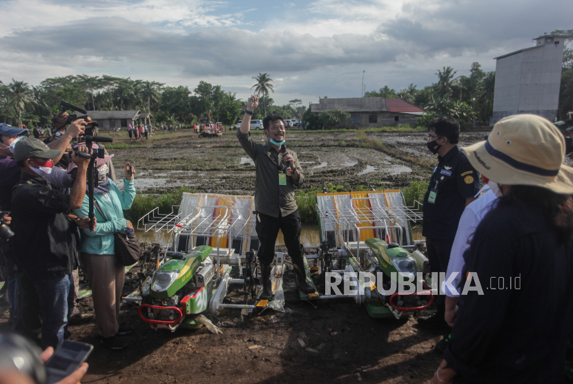 Menteri Pertanian Syahrul Yasin Limpo memberikan paparan saat kunjungan kerja di areal persawahan lumbung pangan nasional 