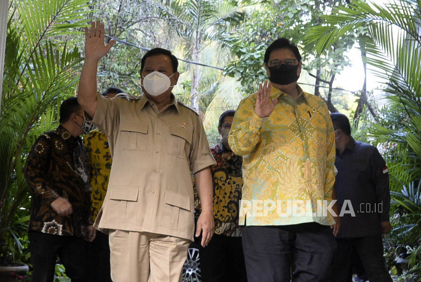 Ketua Umum Partai Gerindra Prabowo Subianto bersama Ketua Umum Partai Golkar Airlangga Hartarto berjalan untuk melakukan pertemuan di Kertanegara, Jakarta, Senin (6/7). Pertemuan yang merupakan Kunjungan balasanan Airlangga tersebut dilakukan secara tertutup.Prayogi/Repiblika.