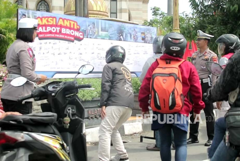 Pengguna kendaraan membubuhkan tanda tangan sebagai bentuk dukungan pencegahan penggunaan knalpot brong yang dilakukan Polres Klaten, Jawa Tengah, Jumat (5/1/2024). 