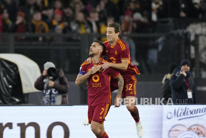 Lorenzo Pellegrini dari Roma (kiri) merayakan bersama rekan setimnya Edoardo Bove setelah mencetak gol kedua timnya dalam pertandingan sepak bola Seri A antara Roma dan Hellas Verona di stadion Olimpiade Roma, Ahad (21/1/2024) dini hari WIB. 