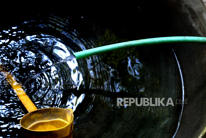 Selang mengalirkan air bersih dari Sendang Padukan di Dusun Kalidadap 1, Imogiri, Bantul, Yogyakarta, Ahad (3/9/2023). Tradisi menyedot air Sendang Padukan secara bersamaan saat kemarau menjadi tradisi warga Kalidadap 1 lebih dari 40 tahun lalu. Air bersih Sendang Padukan ini menghidupi lebih dari 50 KK warga Kalidadap 1 saat sumur warga mulai mengering. Puluhan selang air menjuntai dari sumber air sendang menuju rumah warga. Setiap sekali penyedotan warga bisa mendapatkan 3 galon air atau setara 42 liter. Uniknya untuk waktu dan jadwal penyedotan diatur oleh warga untuk menghindari konflik. Dan saat menyedot air juga harus bersama, kebijakan ini yang menurut warga bisa melanggengkan tradisi berbagi air bersih hingga kini.