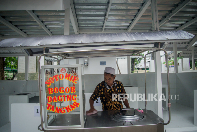 Pedagang menyiapkan dagangannya (ilustrasi). Pemerintah Kota (Pemkot) Malang, Jawa Timur mengizinkan Pedagang Kaki Lima (PKL) beroperasi di malam hari selama PPKM berlangsung mulai 26 Januari hingga 8 Februari 2021.