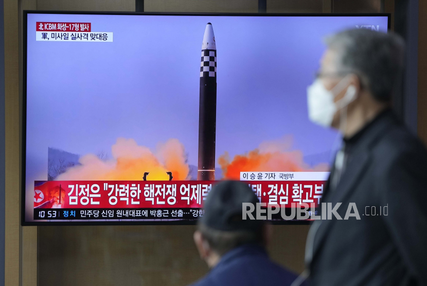  Orang-orang menonton layar TV yang menampilkan program berita yang melaporkan tentang ICBM Korea Utara di stasiun kereta api di Seoul, Korea Selatan, Jumat, 25 Maret 2022. Perwakilan Khusus Amerika Serikat (AS) untuk Korea Utara (Korut) Sung Kim tiba di Seoul, Korea Selatan (Korsel).