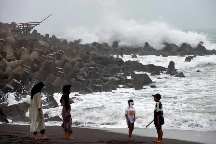 Wisatawan bermain menjauh dari ombak saat gelombang tinggi di Pantai Glagah, Kulonprogo, DI Yogyakarta (ilustrasi)