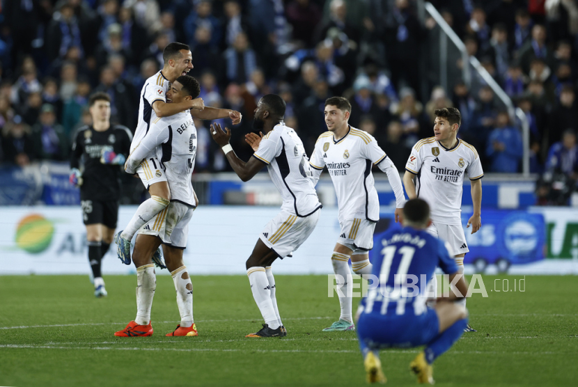 Para pemain Real Madrid merayakan kemenangannya pada pertandingan sepak bola La Liga Spanyol antara Alaves dan Real Madrid di stadion Mendizorroza di Vitoria-Gasteiz, Spanyol, Jumat (22/12/2023) dini hari WIB.