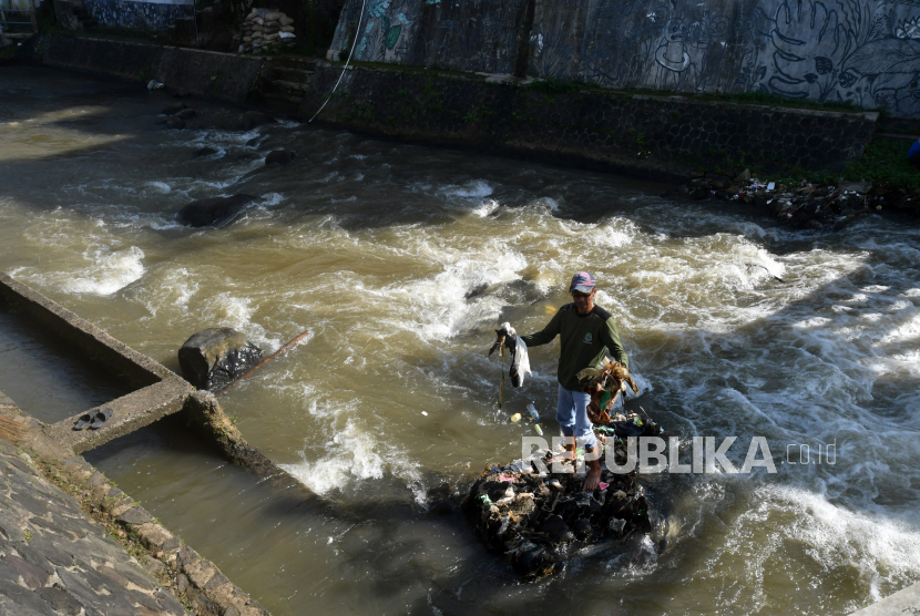 Petugas Dinas Sumber Daya Air (SDA) Provinsi Jawa Barat UPTD PSDA Ciliwung-Cisadane membersihkan sampah di aliran Sungai Ciliwung, Bendung Katulampa, Kota Bogor, Jawa Barat. (Ilustrasi)