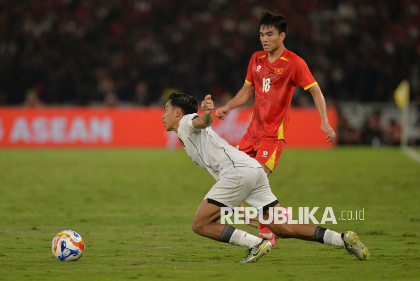 Pemain Timnas U-23 Indonesia Muhammad Rayhan Hannan berebut bola dengan pemain Vietnam pada pertandingan final Piala AFF U23 2025 di Stadion Utama Gelora Bung Karno (SUGBK), Senayan, Jakarta, Selasa (29/7/2025). Vietnam meraih juara setelah mengalahkan Timnas Indonesia dengan skor akhir 1-0 di babak final.