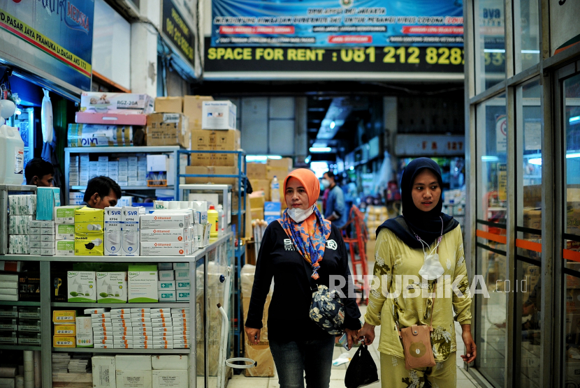 Warga berbelanja di Pasar Pramuka, Jakarta, Jumat (20/5/2022). Seiring dengan diberlakukannya kebijakan pelonggaran pemakaian masker pada masa transisi menuju endemi, sejumlah pedagang masker di Pasar Pramuka mengaku mengalami penurunan jumlah permintaan. Pada bulan Juli 2021 pedagang mampu menjual sebanyak 8 karton atau 40 kardus kecil dan kini penjualan sebanyak 2 sampai 4 dus kecil dalam sehari. Republika/Thoudy Badai