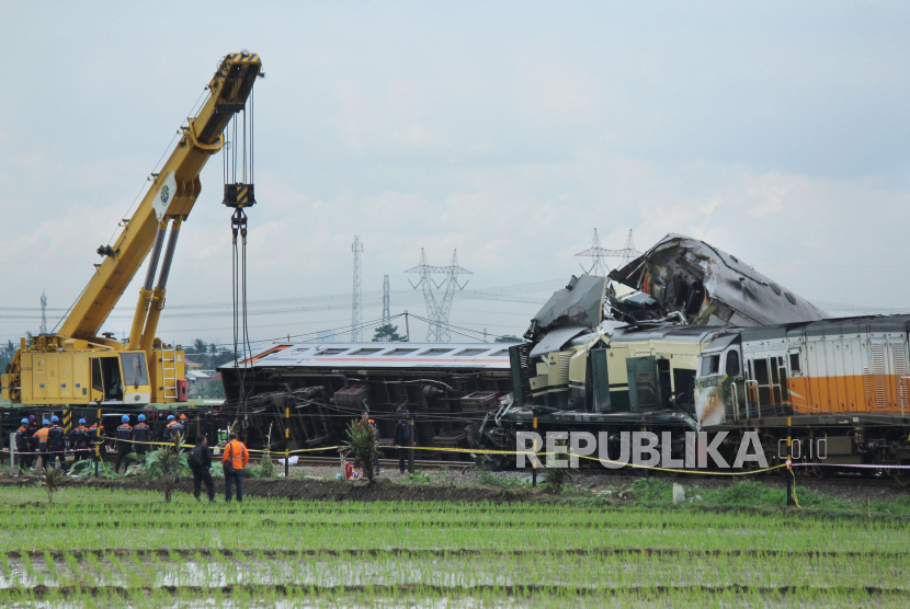 Petugas berupaya mengevakuasi gerbong kereta yang mengalami kecelakaan di jalur wilayah Cicalengka, Kabupaten Bandung, Jawa Barat, Jumat (5/1/2023).