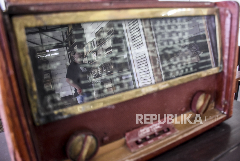 Ilustrasi radio antik. Menteri Komunikasi dan Informatika Johnny G. Plate mengumumkan 15 nama hasil kerja Panitia Seleksi Calon Anggota Dewan Pengawas Lembaga Penyiaran Publik Radio Republik Indonesia (RRI) periode 2021-2026.