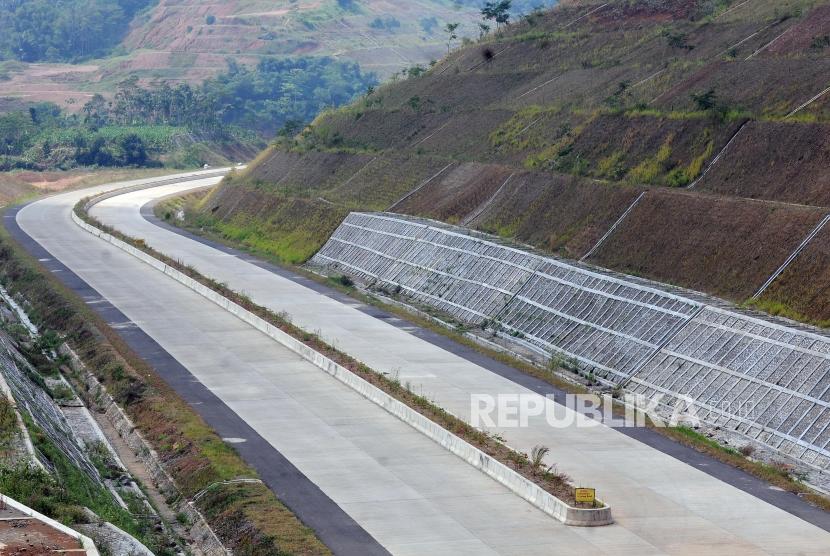 Suasana proyek Tol Cileunyi-Sumedang-Indramayu (Cisumdawu), Kabupaten Sumedang, Jawa Barat, Selasa (12/6).