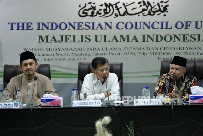 Wakil Ketua Umum MUI Muhyiddin Junaidi (kanan) bersama Ketua Umum Dewan Masjid Indonesia (DMI) Jusuf Kalla (tengah) dan Wasekjen MUI Zaitun Rasmin menyampaikan keterangan pers terkait Fatwa Nomor 14 Tahun 2020 tentang penyelenggaraan ibadah dalam situasi wabah COVID-19 di Jakarta, Selasa (17/3/2020). Fatwa MUI tersebut mengatur di antaranya membolehkan masyarakat untuk mengganti shalat Jumat dengan shalat Zuhur demi mencegah penyebaran COVID-19 bagi orang-orang sehat dan melarang sementara pelaksanaan ibadah yang membuat konsentrasi massa bagi umat Islam di wilayah di mana kondisi penyebaran virus corona sudah tak terkendali. ANTARA FOTO/Aditya Pradana Putra/nz. (Antara/Aditya Pradana Putra)