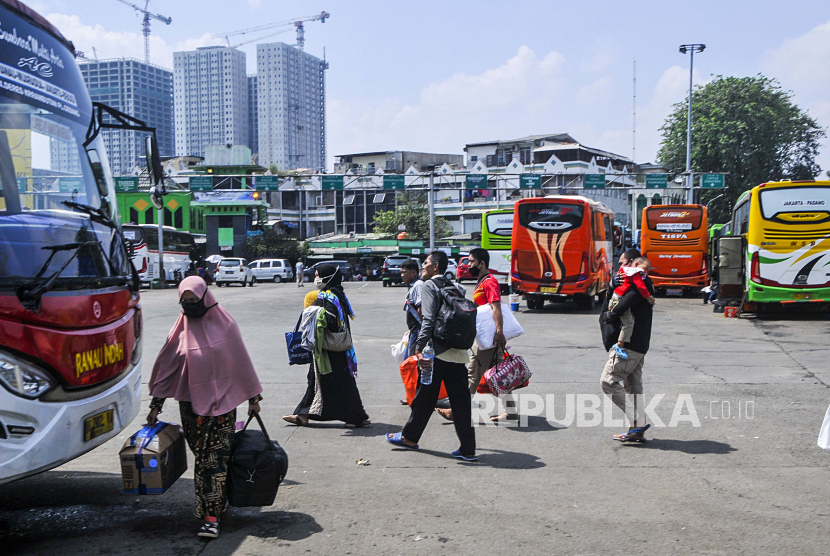 Sejumlah pemudik bersiap menaiki bus di terminal Bekasi, Jawa Barat, Kamis (23/4/2020). Menurut data Dinas perhubungan Bekasi jumlah pemudik jelang tenggat waktu pelarangan mudik oleh pemenrintah pusat pada Jumat (24/4/2020) meningkat hingga delapan persen daripada hari sebelumnya