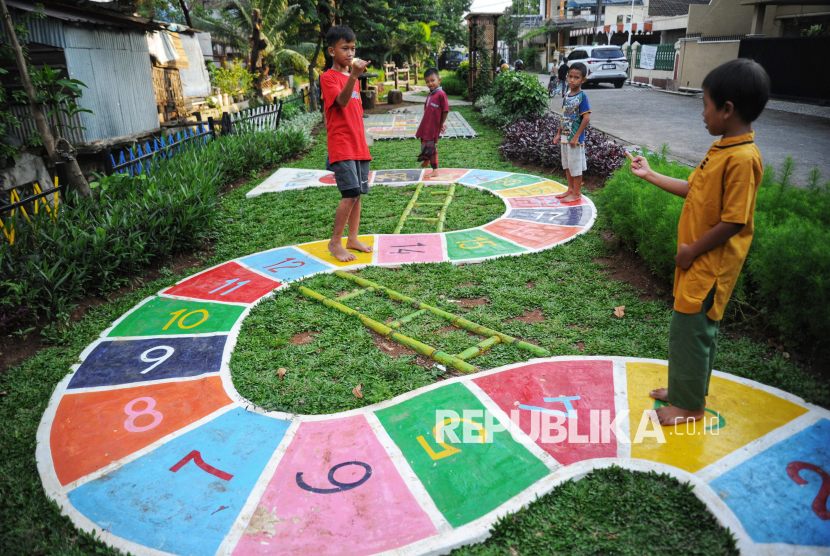 Sejumlah anak bermain permainan tradisional (ilustrasi). Kementerian PPPA akan menggelar acara spesial di area Car Free Day untuk memperingati Hari Anak Nasional.