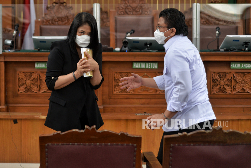 Terdakwa Ferdy Sambo (kanan) dan Putri Candrawathi (kiri) bersiap menjalani sidang lanjutan di Pengadilan Negeri Jakarta Selatan, Jakarta, Selasa (3/1/2023). Sidang tersebut beragendakan pemeriksaan ahli meringankan yakni Said Karim sebagai ahli hukum acara pidana dan kriminologi. Dalam sidang tersebut, Said karim dimintai keterangan ahli dalam perkara dugaan kasus pembunuhan berencana terhadap Brigadir Nofriansyah Yosua Hutabarat alias Brigadir J yang menyeret lima terdakwa diantaranya Ferdy Sambo, Putri Candrawathi, Richard Eliezer, Kuat Maruf dan Ricky Rizal. Republika/Thoudy Badai
