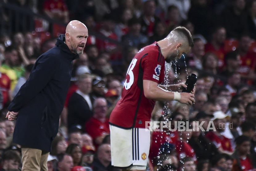 Pelatih kepala Manchester United Erik ten Hag (kiri) memberikan instruksi kepada Luke Shaw. 