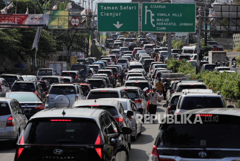 Suasana kepadatan kendaraan yang akan menuju kawasan wisata Puncak di Gadog, Kabupaten Bogor, Jawa Barat, Jumat (30/6/2023). 