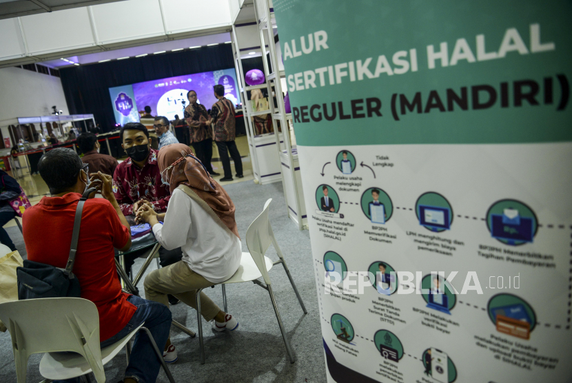Petugas memberikan penjelasan kepada pengunjung terkait pendaftaran sertifikasi halal gratis saat Festival Halal Indonesia di Asrama Haji Pondok Gede, Jakarta, Rabu (14/12/2022). Badan Penyelanggara Jaminan Produk Halal (BPJPH) menargetkan, produk makanan dan minuman harus sudah bersertifikat halal pada 2024.
