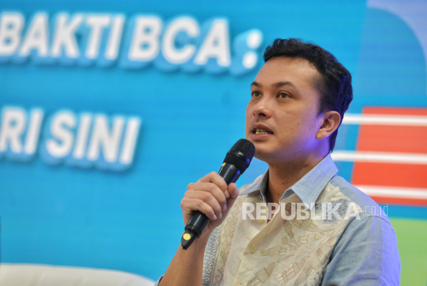 Publik figur sekaligus Duta Bakti BCA Nicholas Saputra berdiskusi saat acara peluncuran kampanye #BuktiBaktiBCA di Jakarta, Rabu (24/04/2024). 