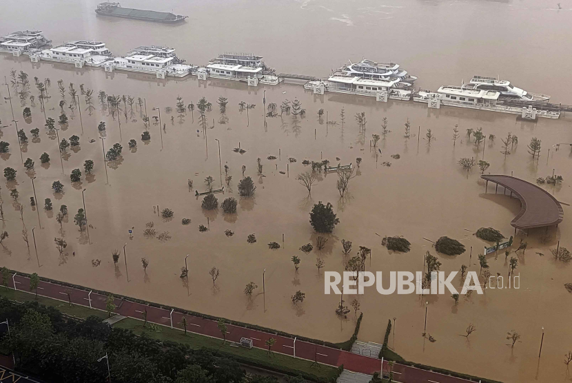 Sebuah taman tepi sungai yang terendam banjir terlihat di sepanjang Sungai Beijiang di Kota Qingyuan, Provinsi Guangdong, Cina selatan, Senin (22/4/2024). 