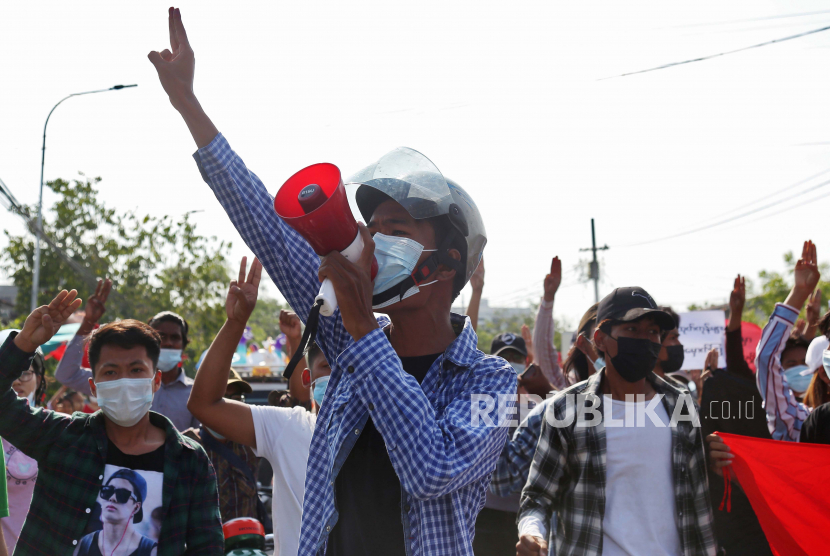 Demonstran memberikan hormat tiga jari selama protes terhadap kudeta militer di Mandalay, Myanmar, 21 Mei 2021. 